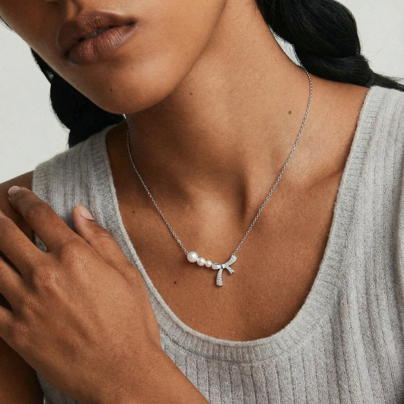 Pearl Bow Halskette - 14K weiss vergoldetes Messing mit Perlen